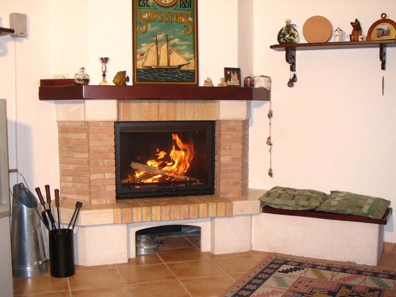 camino con rivestimento in pietra