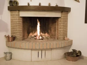 caminetti con rivestimento in pietra